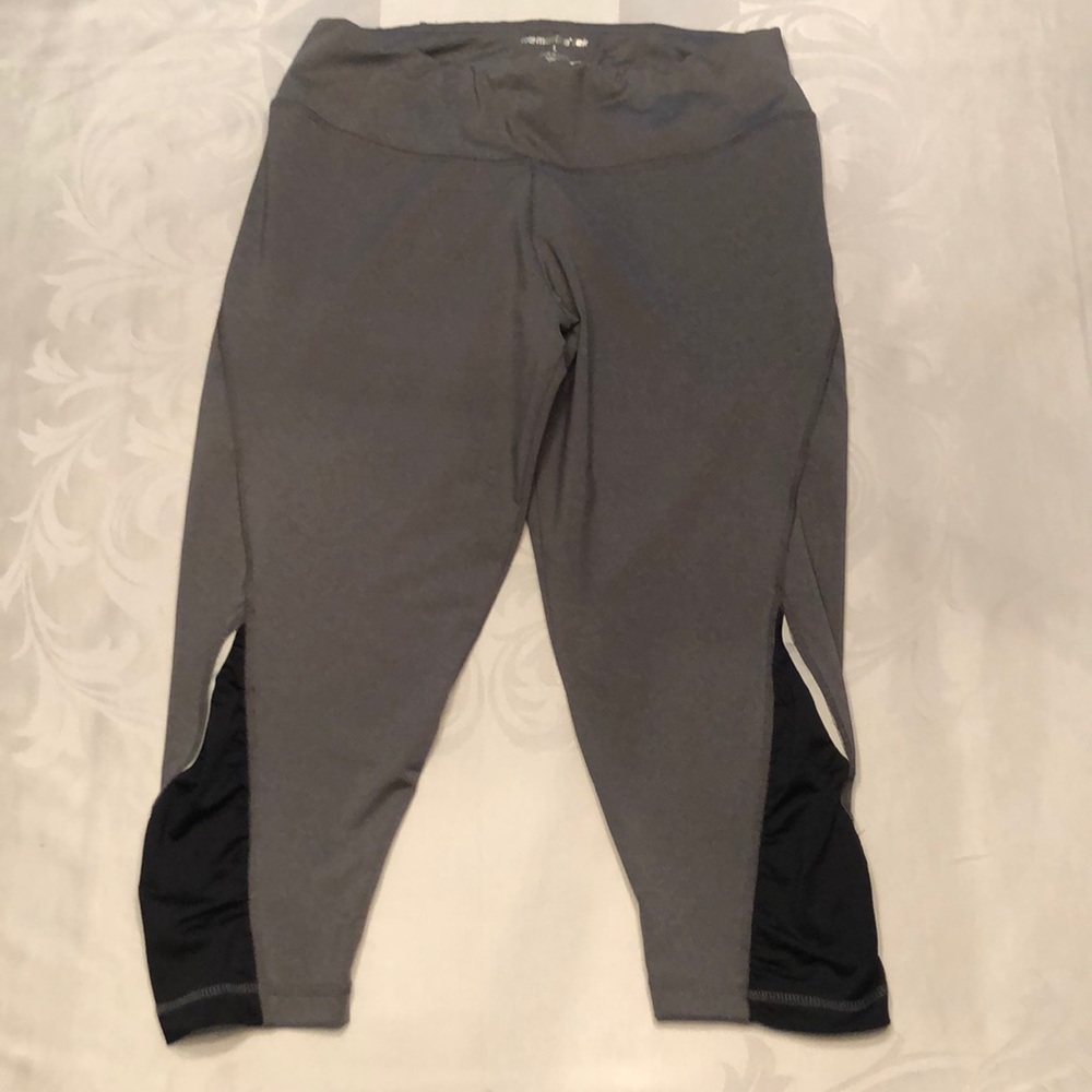Marika Athletic Capri Pants Leggings